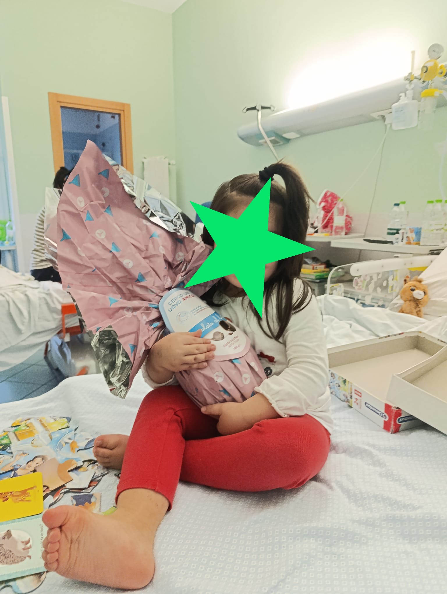 Foto 3 Una piccola paziente con l’uovo di Pasqua dell’Associazione Neuroblastoma